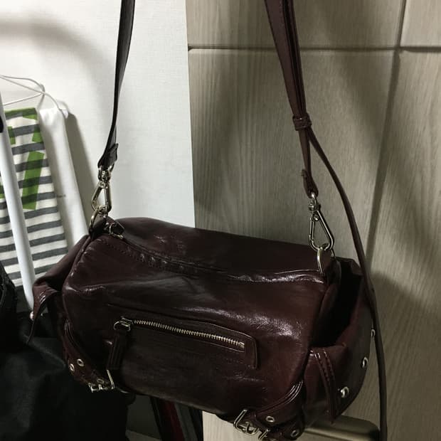 다이닛 스터드 포켓 숄더백 버건디