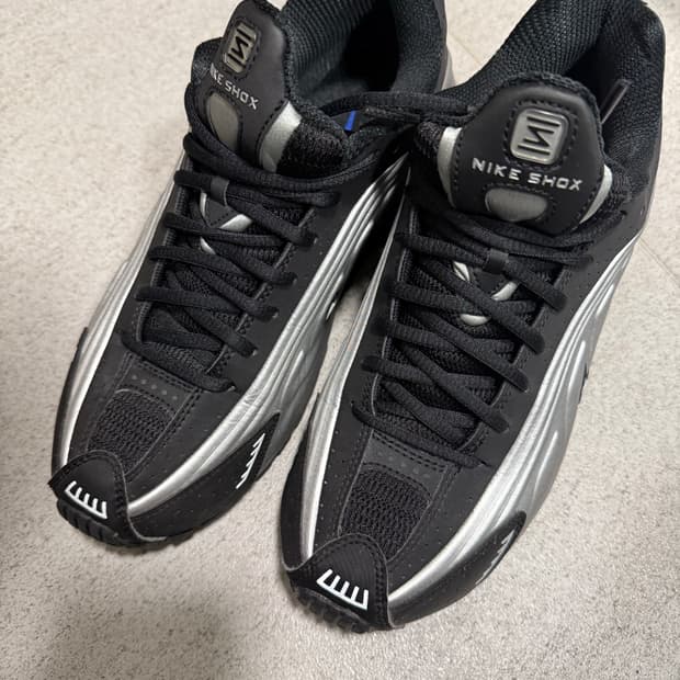 (W265) 나이키 샥스r4 메탈릭실버 앤 블랙