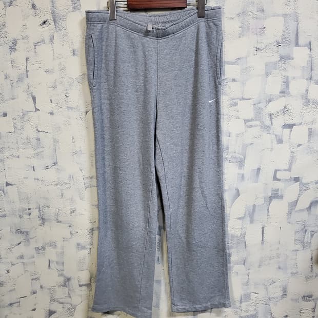 나이키 스우시 와이드핏 회색 트레이닝 바지 