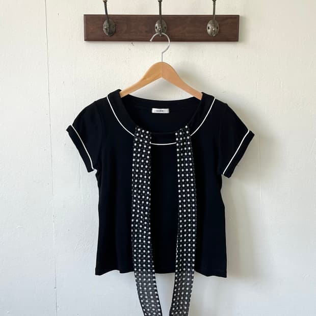GLISSE 블랙 도트 타이 탑