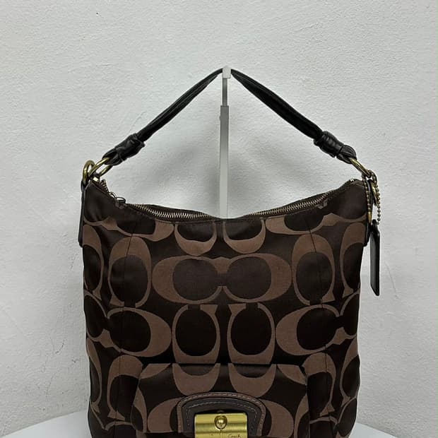 코치 시그니처 C 자가드 숄더백