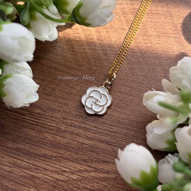 화이트) 샤넬 쁘띠 까멜리아 골드 목걸이