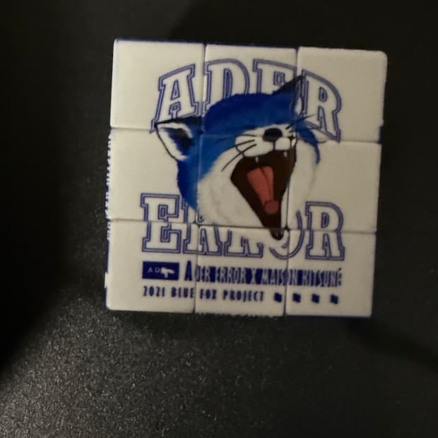 아더에러 x 메종키츠네 큐브 판매합니다.