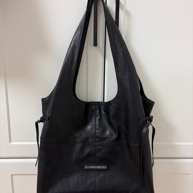 마뗑킴 사이드 스트링 레더 빅 숄더백 블랙