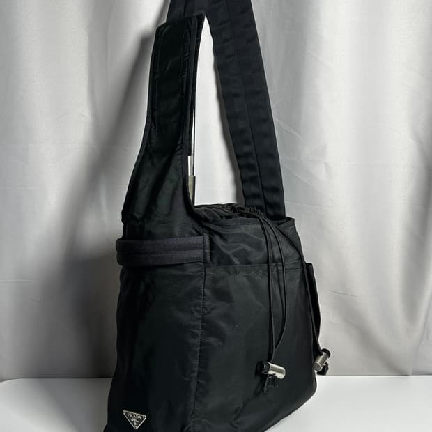 프라다 나일론 드로스트링 크로스백