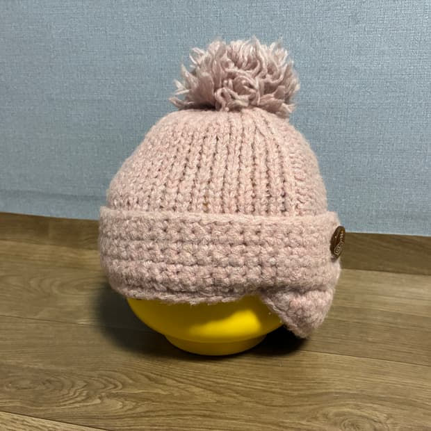 비비안웨스트우드 이어플랩 방울 비니 핑크