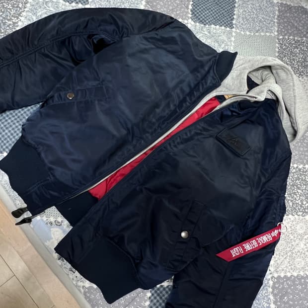 알파 인더스트리 봄버 패딩