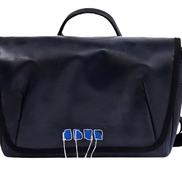 아더에러 트레이스 애드모어 크로스바디백 블랙