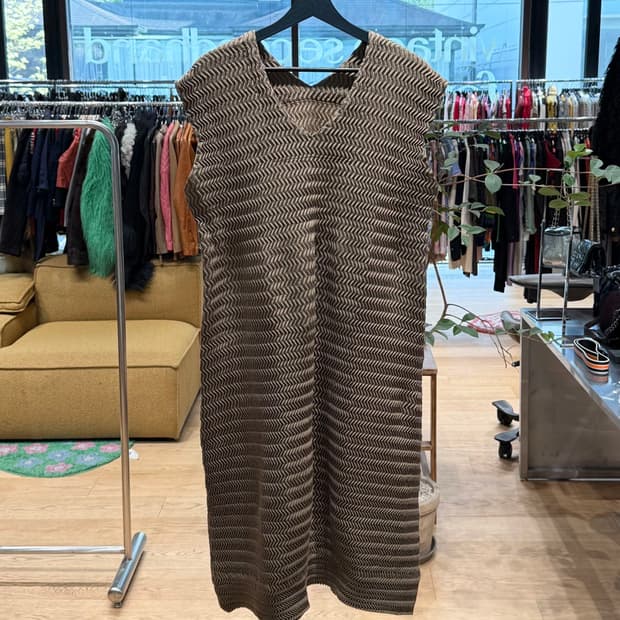 이세이미야케 브라운 링컬 브이넥 슬리브리스 원피스 