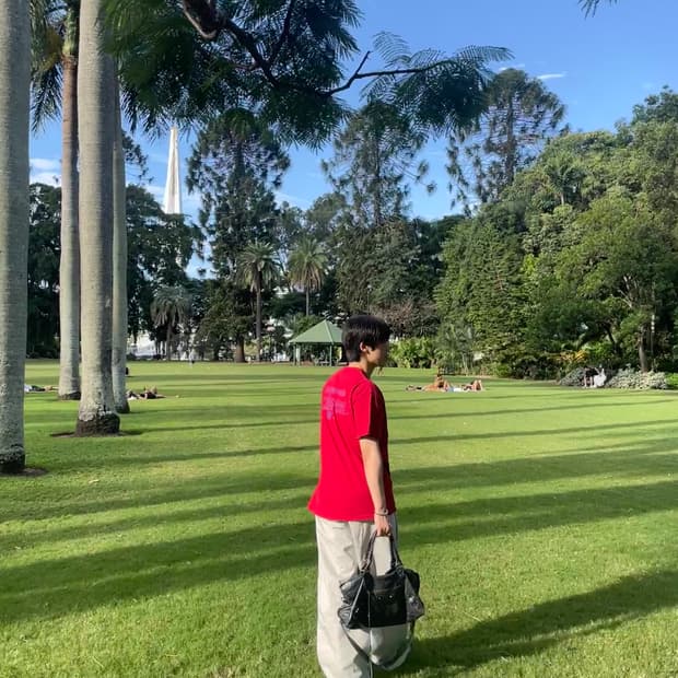 발란사 레드 티셔츠