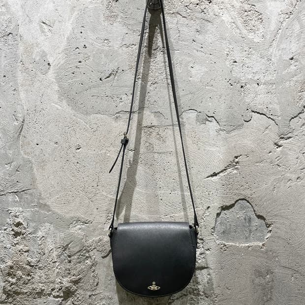 비비안 웨스트우드 사피아노 하프문 크로스백