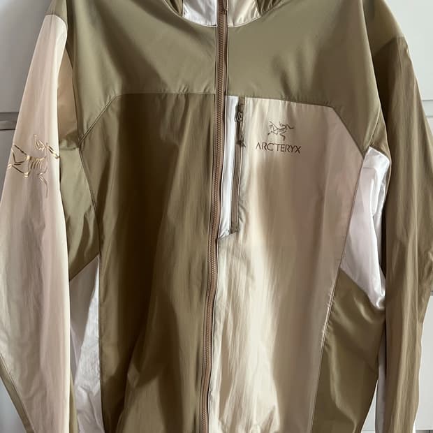 [L] 아크테릭스 x 빔즈 스쿼미시 후디 나고미