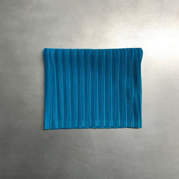 이세이 미야케 플리츠 플리즈 넥워머 코발트블루