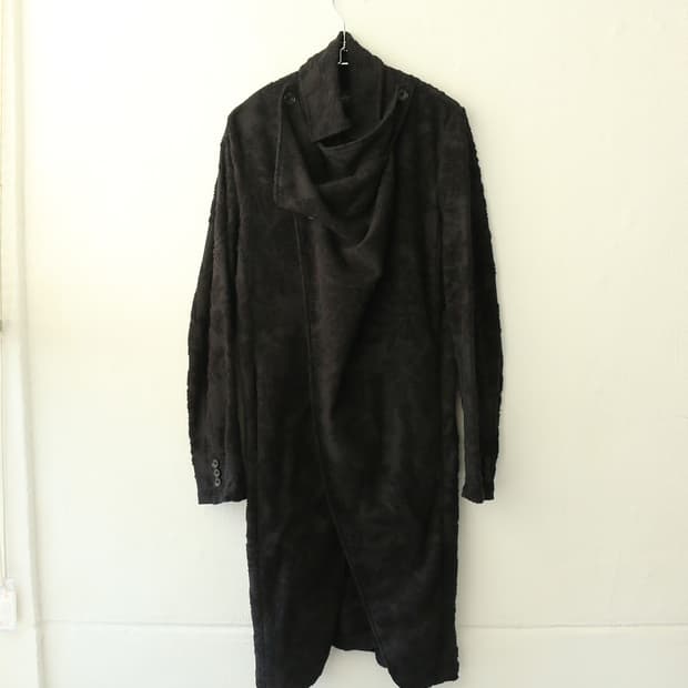 토네이도 마트 사선 하이넥 드레이프 자켓 