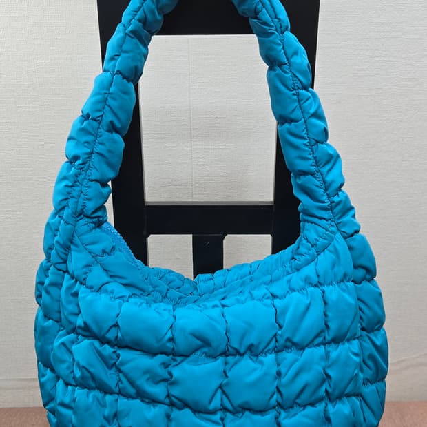 코스 퀼티드 미니백 구름빵 터콰이즈 블루