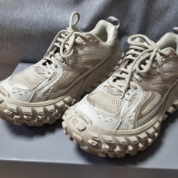 발렌시아가 디펜더 스니커즈 42