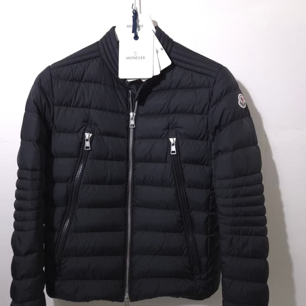 [새상품급, 2Size] 몽클레어 아미오트 숏 다운 패딩 