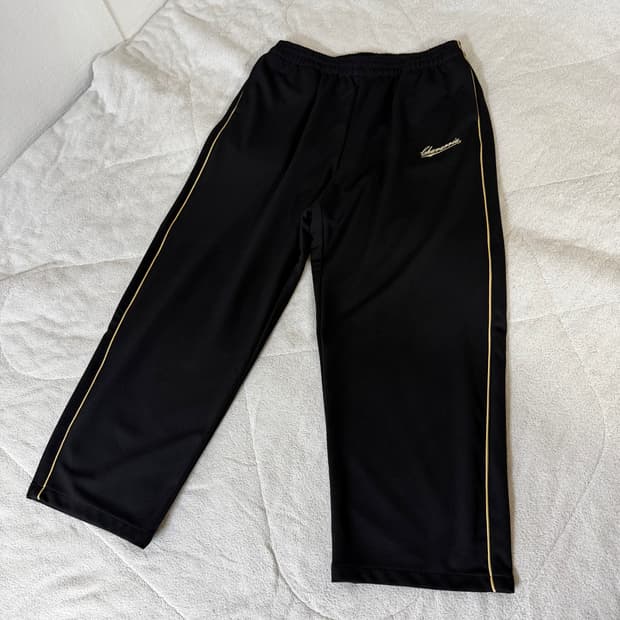 [L] 윌리차바리아 로고 엠보싱 나일론 트랙 팬츠 블랙