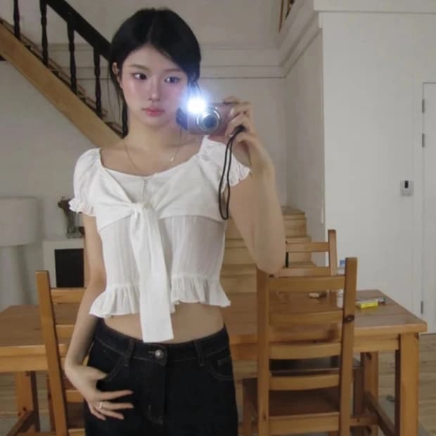 새상품|모디무드 리본매듭 퍼프 크롭 블라우스