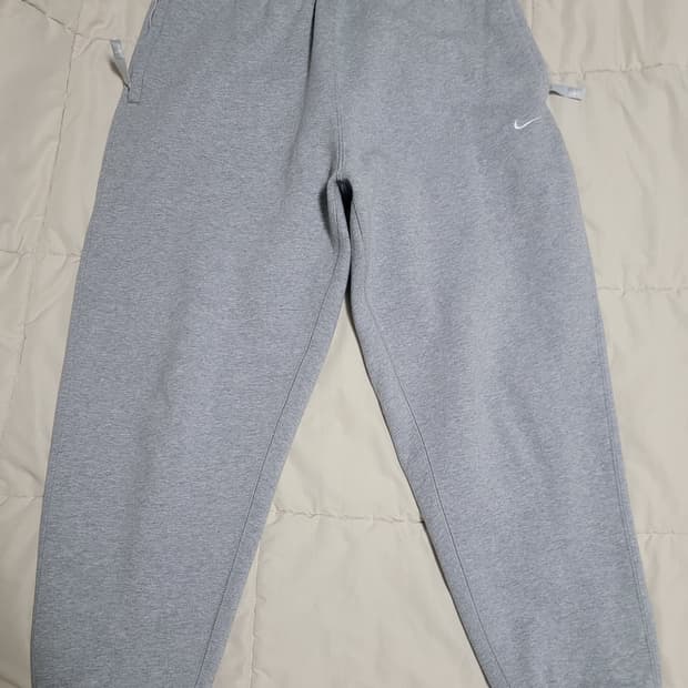 나이키 솔로 스우시 플리스 팬츠 다크 그레이 M 사이즈 팝니다