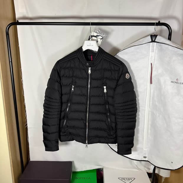 몽클레어 아미오 라이더 경량패딩 쇼트 다운 자켓 블랙