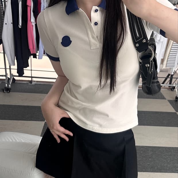 몽클레어 와펜 아이보리/블루 배색 카라 티셔츠