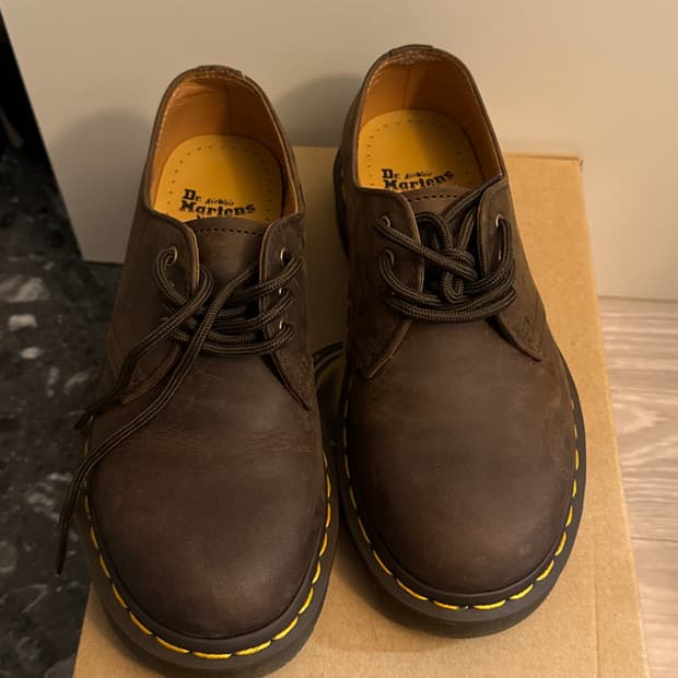 하루 신은 닥터마틴 빈티지브라운..