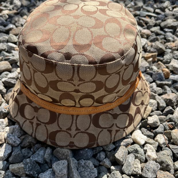 코치 시그니처 버킷햇 브라운