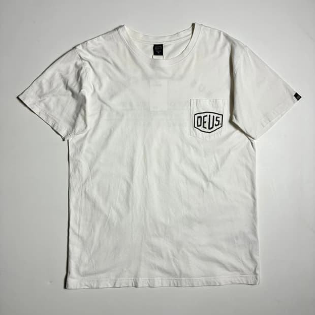 데우스 엑스 마키나 시그니처 로고 포켓 반팔 티셔츠 R3249