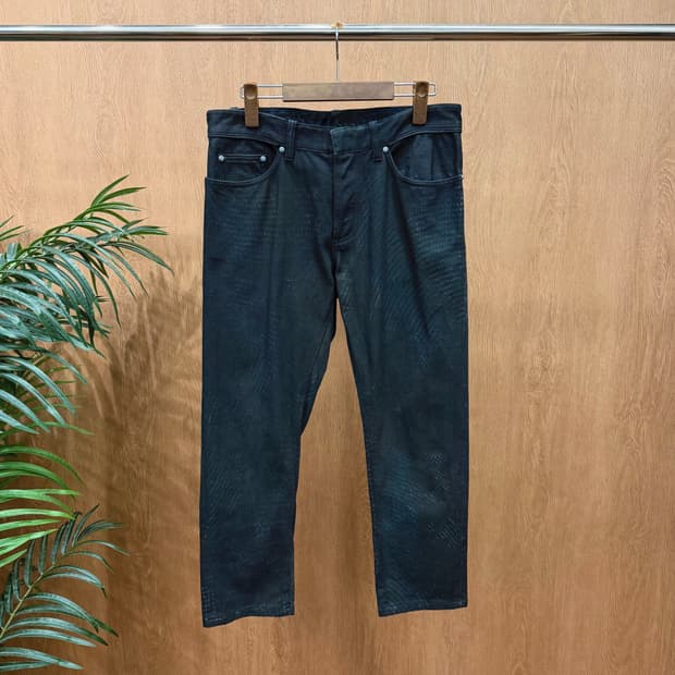 발렌시아가 데님 팬츠 블루 페인팅 히든 버튼 디테일 스트레이트 핏 블랙