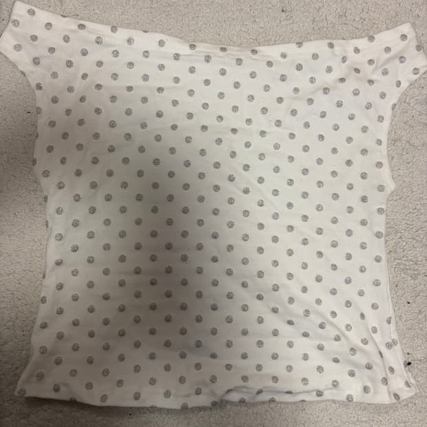 Y2k 반짝이 도트 오프숄더 반소매 티