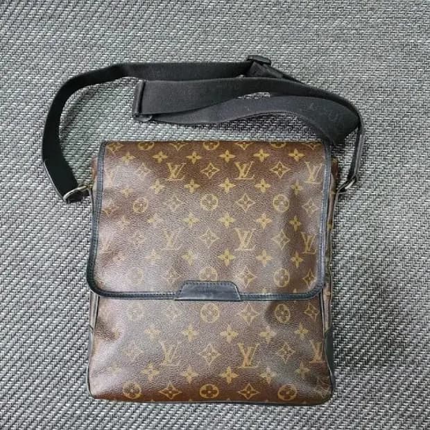루이비통 모노그램 마카사 베이스 MM 크로스백 