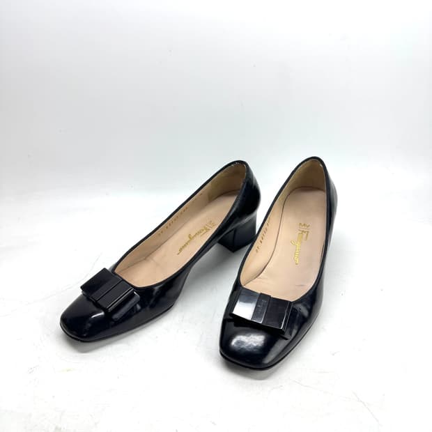 235) 페라가모 바라 에나멜 펌프스 힐