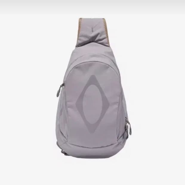 미스치프 롬버스 포켓 슬링백