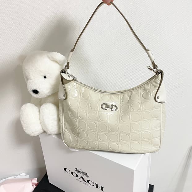 페라가모 화이트 토트백 숄더백