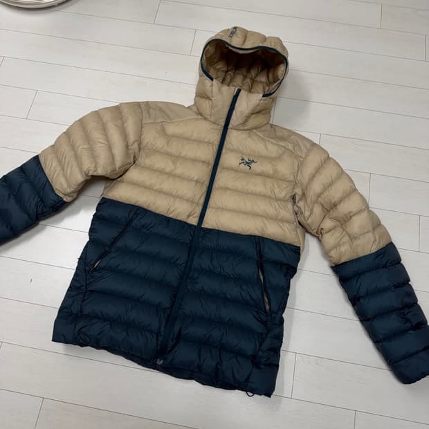 아크테릭스 세륨 후디 M 사이즈   상태 8.5/10  오른팔 중간 실밥