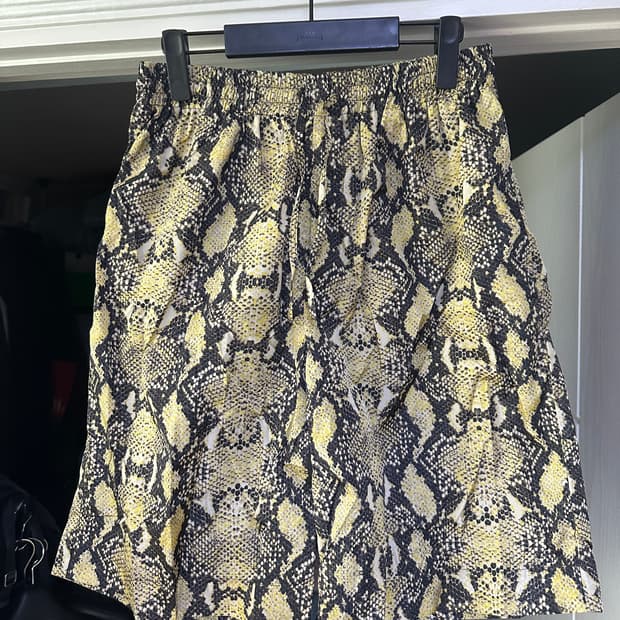 [48] CMMN SWDN 커먼 스웨덴 스네이크 하프 팬츠