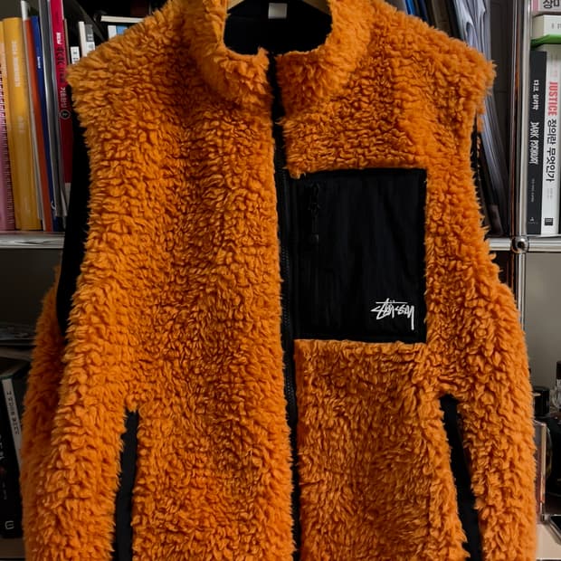 스투시 쉐르파 리버시블 베스트 탠저린 색상