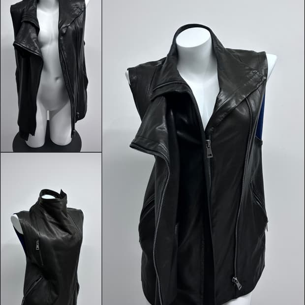 타임 더블 비대칭 하이넥 램스킨 베스트