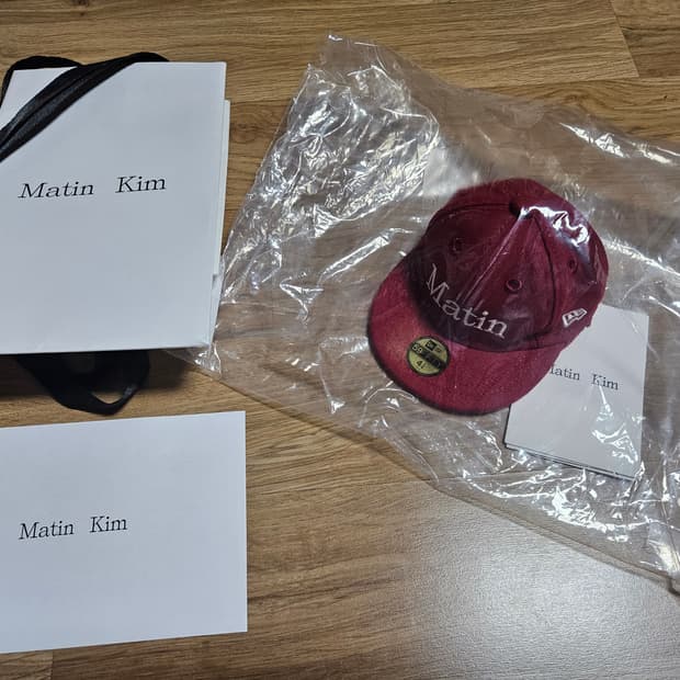 마뗑킴 뉴에라 콜라보 키링 판매합니다. 버건디 색상이며, 택 달린 새상품