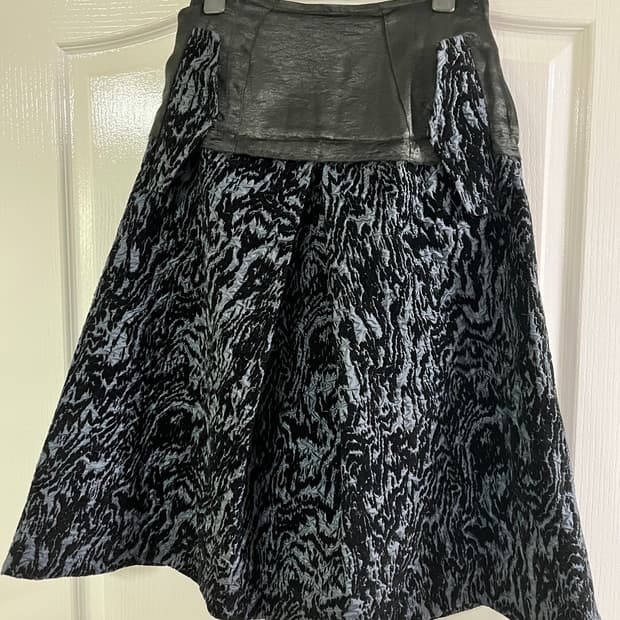 토가 풀라 블랙 패턴 플레어 스커트 36
