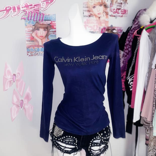 Calvin Klein 00‘s 큐빅 레터링 롱슬리브 xs
