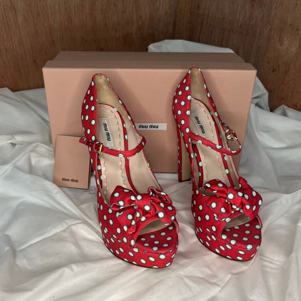 미우미우 레드 폴카 도트 리본 플랫폼 힐