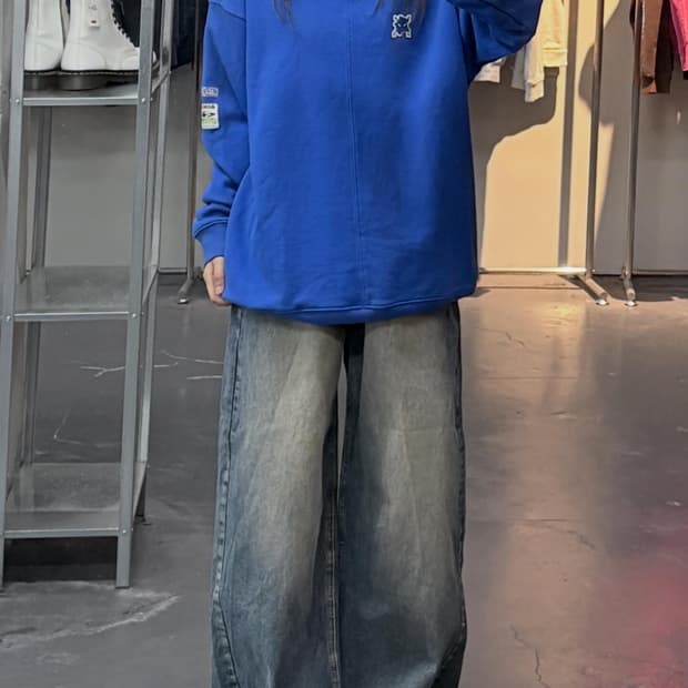 아더에러 블루 패치 맨투맨 A3510