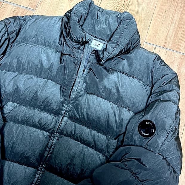 CP컴퍼니 에코 크롬 패딩 자켓 메탈릭 그레이 50
