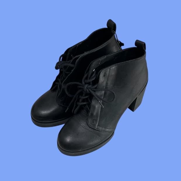 칩먼데이 가죽 통굽 슈즈