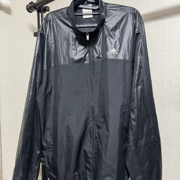 아디다스(adidas) 올블랙 자수 로고 윈드브레이커 바람막이