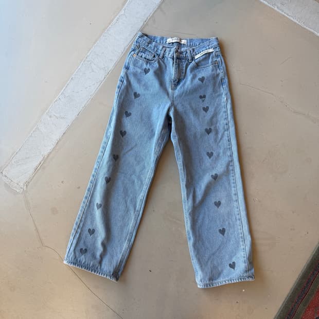 메종 김해김 하트 프린트 플레어 데님 팬츠