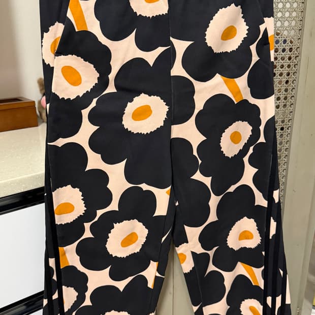 아디다스 마리메꼬 콜라보한 플라워 플리스 팬츠