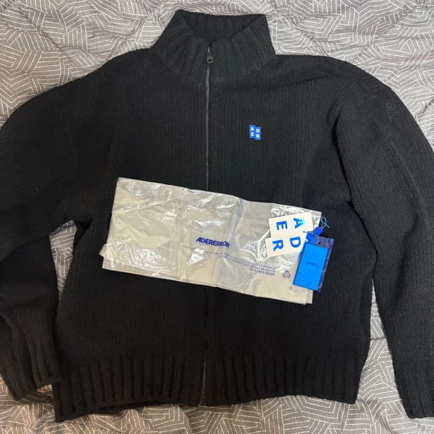 아더에러 니트집업 팝니다